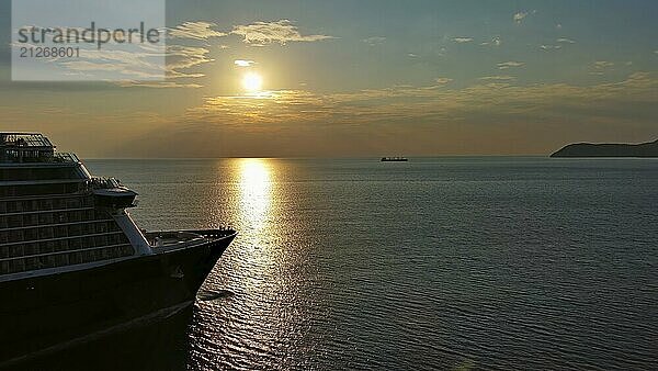 Luftaufnahme eines Kreuzfahrtschiffes bei Sonnenuntergang. Landschaft mit Kreuzfahrtschiff auf dem Adriatischen Meer. Abenteuer und Reisen