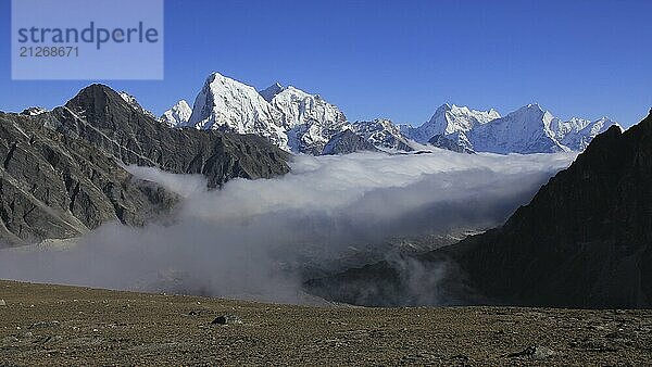 Nebelmeer im Gokyo Tal und schneebedeckte hohe Berge des Himalayas  Nepal  Asien