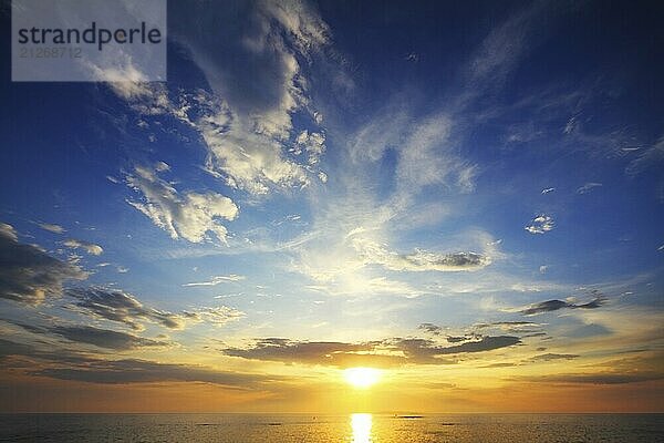 Schöne Landschaft mit Sonnenuntergang über dem Meer