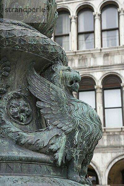 Altes Straßenornament mit geflügelten Löwen und der Basilika San Marco im Hintergrund  auf dem Markusplatz  einer berühmten Touristenattraktion in Venedig  Italien. Selektiver Fokus