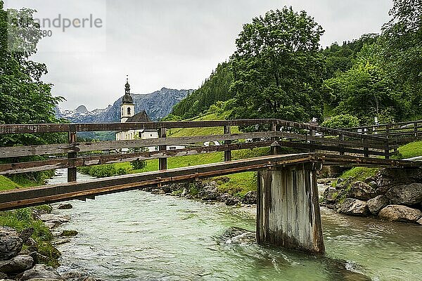 Ansicht der Pfarrkirche St. Sebastian in Ramsau in Bayern  Deutschland  Europa