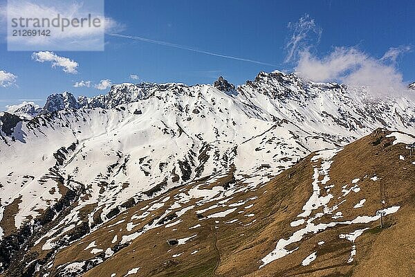 Panoramablick von der Seiser Alm zu den Dolomiten in Italien  Drohnenaufnahme