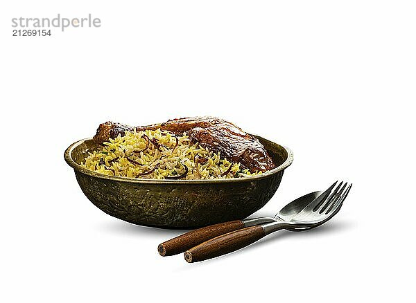 Leckeres indisches Gericht Biryani Hühnerkeule mit Basmatireis in alter Messingschüssel mit Gabel und Löffel  vor weißem Hintergrund. Traditionelles nicht vegetarisches Essen in Indien  Food Fotografie  food photography  food photography