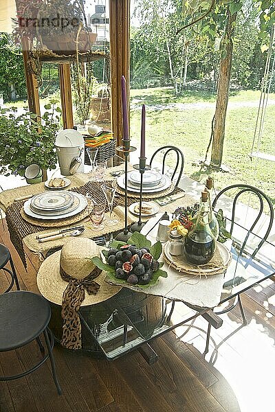 Esstisch für zwei Personen mit Blick auf den Garten im Sommer