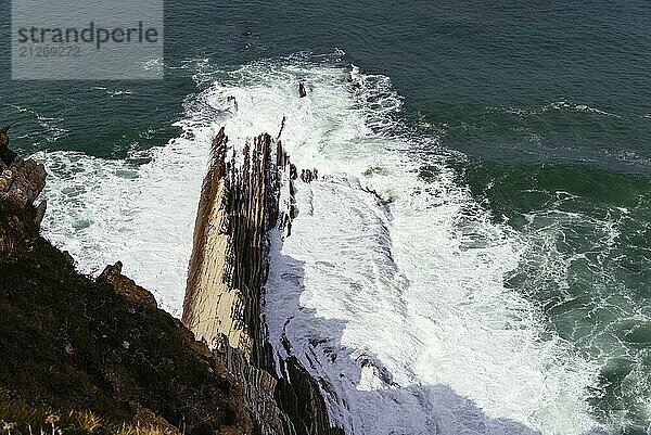 Flysch an der Küste der Biskaya in der Nähe von Bilbao. Schöne Klippen und Meereslandschaft im Norden Spaniens. Kantabrisches Meer. Gorrondatxe Hondartza. Sopelana