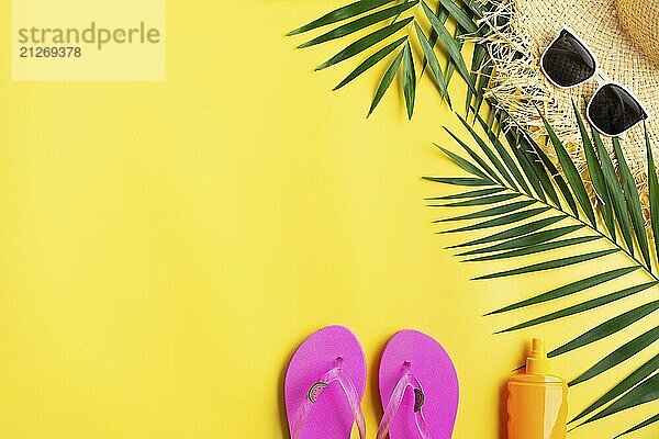 Urlaub Reiseplanung einfaches Thema der Strohhut Sonnenbrille Flip Flops und Palmblätter auf einheitlichen gelben Hintergrund flach legen mit copy space