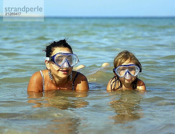 Fröhliche Sommerferien  schnorchelnde Tochter mit Mutter