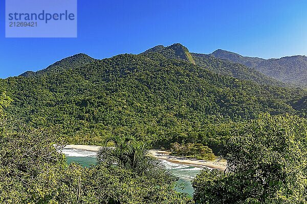 Schöner Bonete Strand auf der Insel Ilhabela  versteckt zwischen Meer und Regenwald