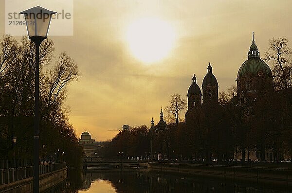 Eine Silhouette der München  Deutschland Skyline bei Sonnenuntergang