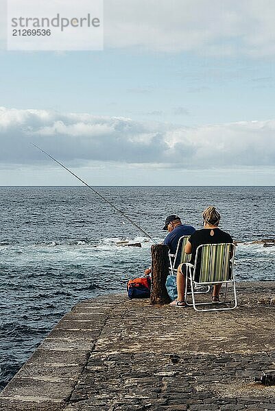 Garachico  Spanien  2. August 2021: Fischer beim Fischen im alten Hafen von Garachico auf der Insel Teneriffa  Kanarische Inseln  Europa