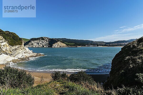 Die Küste der Biskaya bei Getxo. Schöne Klippen und Meereslandschaft im Norden Spaniens. Kantabrisches Meer. Gorrondatxe Hondartza. Sopelana