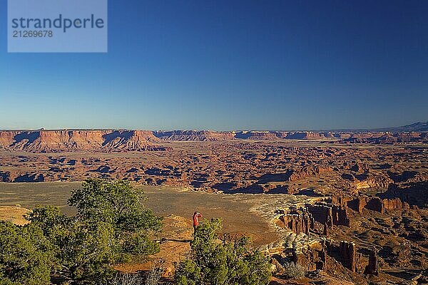 Tourist mit Blick auf die majestätische Natur der Canyonlands in Utah. Schönheit in der Natur