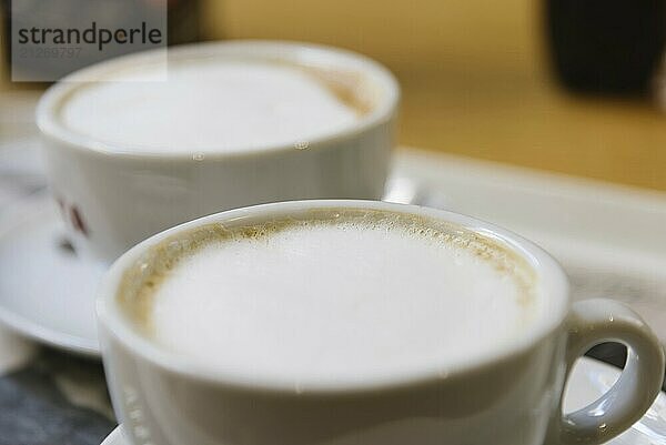 Nahaufnahme von zwei Tassen Cappucino Kaffee auf dem Tisch. Selektiver Fokus