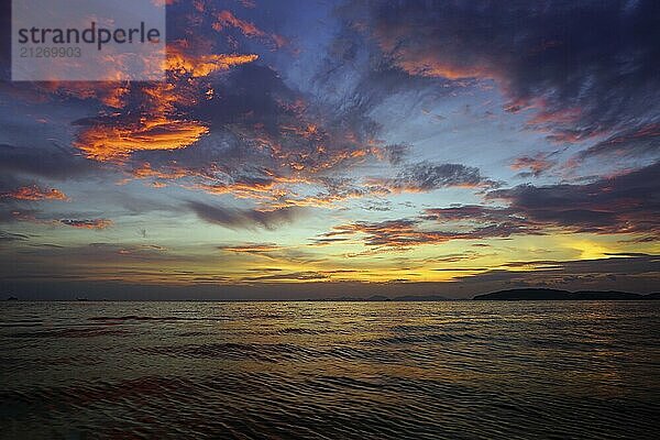 Schöne fantastische bunte dramatische Meer Sonnenuntergang Landschaft in Thailand