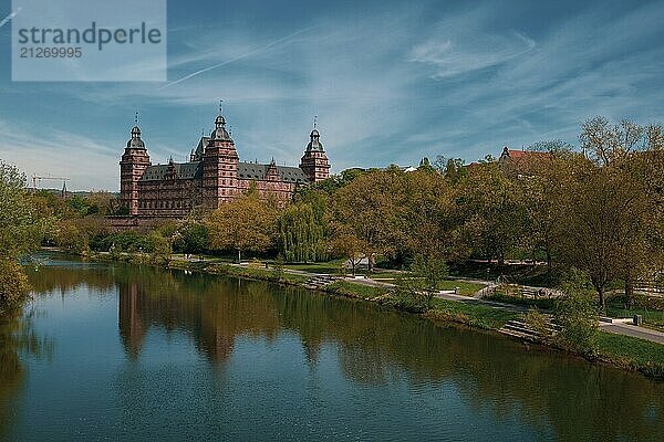 Panoramablick auf Schloss Johannisburg in Aschaffenburg  Deutschland  Europa