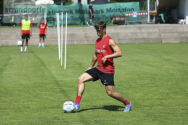 Sprüht vor Ehrgeiz: Noah Weißhaupt (SC Freiburg) beim Trainingslager SC Freiburg Schruns 2024 DFL REGULATIONS PROHIBIT ANY USE OF PHOTOGRAPHS AS IMAGE SEQUENCES AND/OR QUASI-VIDEONann Foto: Joachim Hahne/johapress