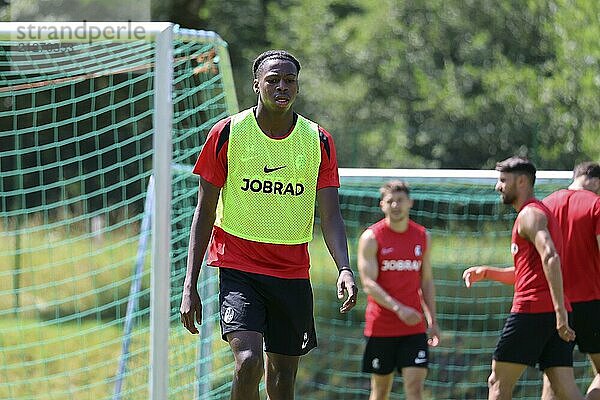 Johan Manzambi (SC Freiburg) beim Trainingslager SC Freiburg Schruns 2024 DFL REGULATIONS PROHIBIT ANY USE OF PHOTOGRAPHS AS IMAGE SEQUENCES AND/OR QUASI-VIDEONann Foto: Joachim Hahne/johapress