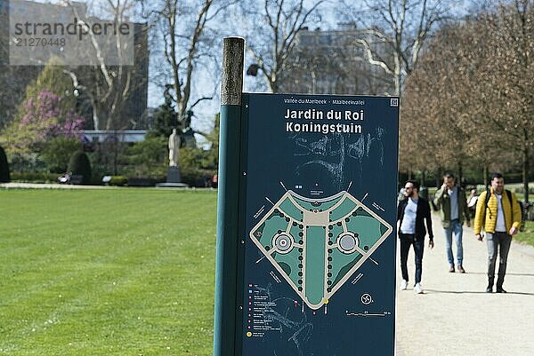 Belgien  30.03.2019: Schild der Königlichen Gärten  Jardin du Roi  Konigstuin im Maelbeek Tal mit drei Männern im Bokeh Hintergrund  Europa