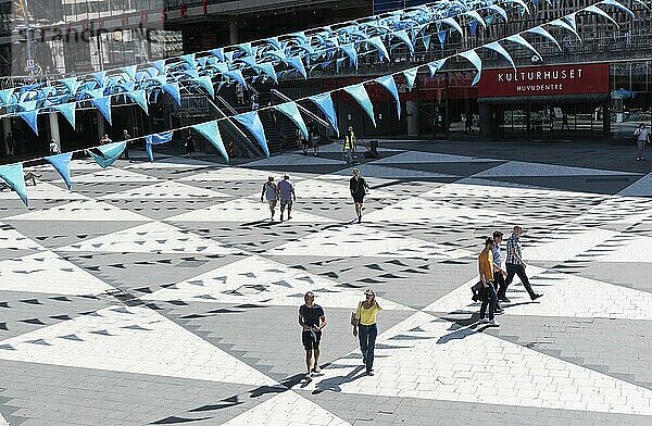 Norrmalm  Stockholm  Schweden  24.07.2019 Blick von oben auf einen Platz mit dreieckig gemusterten Steinen  Europa