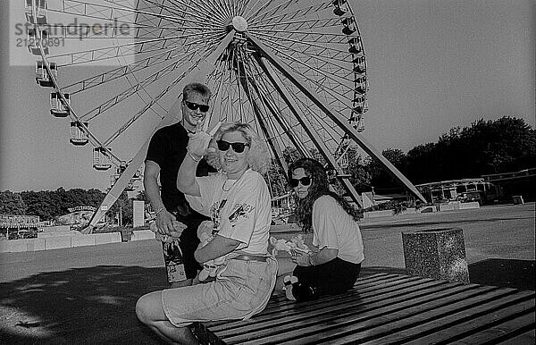 Deutschland  Berlin  07.07.1991  Besucher  Riesenrad im Kulturpark Plänterwald  Europa