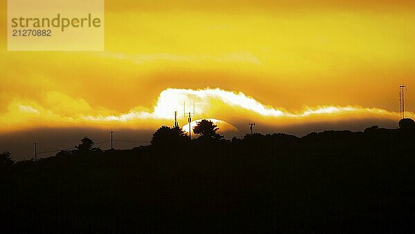 Farbbild eines wunderschönen Sonnenuntergangs mit Blick auf den Trinidad Head in Trinidad  Kalifornien