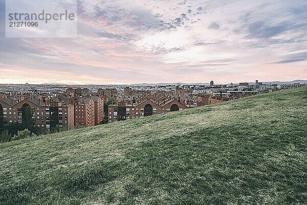 Stadtbild von Madrid in der Abenddämmerung von einem Wohnviertel und einer Bergkette im Hintergrund