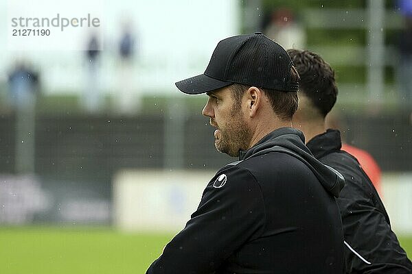 Schaut genau hin: Trainer Mario Klotz (Villingen 08) beim Spiel der OL BaWü: 23-24  34. Spieltag  FC 08 Villingen  CFR Pforzheim