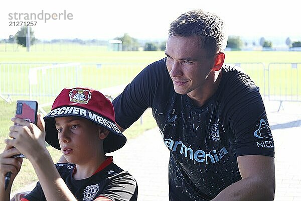 Nach dem Training steht Torwart Mat?j Ková? (Bayer 04 Leverkusen) noch für ein Selfie mit dem jungen Fan zur Verfügung beim Trainingslager Bayer 04 Leverkusen in Donaueschingen 2024 DFL REGULATIONS PROHIBIT ANY USE OF PHOTOGRAPHS AS IMAGE SEQUENCES AND/OR QUASI-VIDEONann Foto: Joachim Hahne/johapress