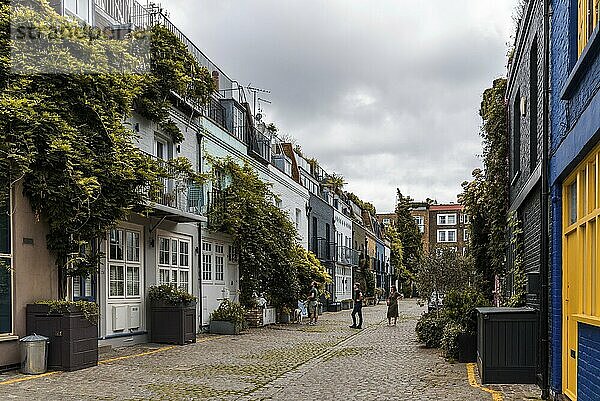 London  Vereinigtes Königreich  26. August 2023: Blick auf St Lukes Mews  eine schöne und gemütliche Kopfsteinpflasterstraße im Viertel Notting Hill in der Nähe der Portobello Road