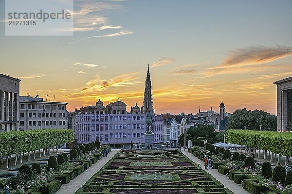 Brüssel Belgien  Sonnenuntergang Stadtsilhouette am Mont des Arts Garten