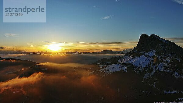 Luftaufnahme von erstaunlichen felsigen Bergen im Schnee und Sonnenaufgang Sonne  Dolomiten  Italien  Europa