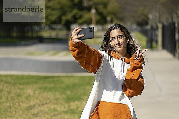 Mädchen macht Selfies in einem Park