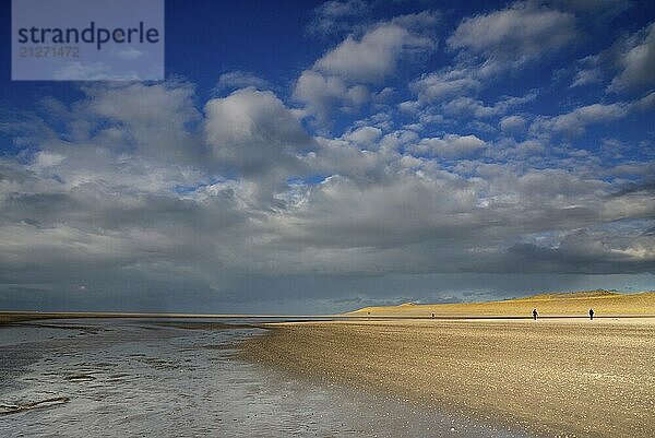 Zwei Personen bei einem Strandspaziergang am Maasvlaktestrand. Dieser Strand ist ein Ergebnis der Anlage der Maasvlakte 2. Maasvlakte 2 ist die jüngste Erweiterung des Rotterdamer Hafens