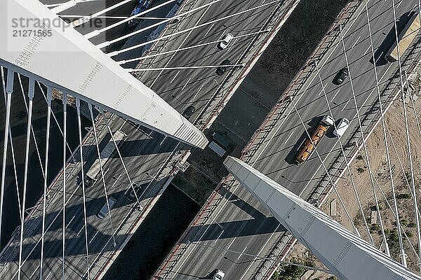 Draufsicht auf eine Schrägseilbrücke mit Autos in St. Petersburg