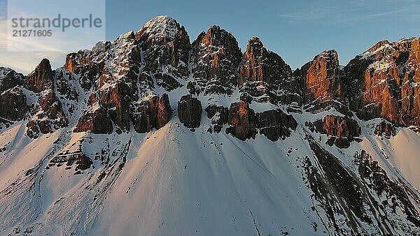 Luftaufnahme von erstaunlichen felsigen Bergen im Schnee bei Sonnenaufgang  Dolomiten  Italien  Europa