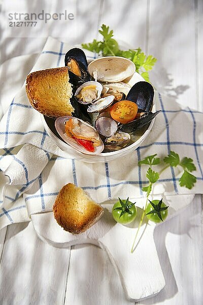 Präsentation einer Suppe mit Meeresfrüchten auf weißem Hintergrund