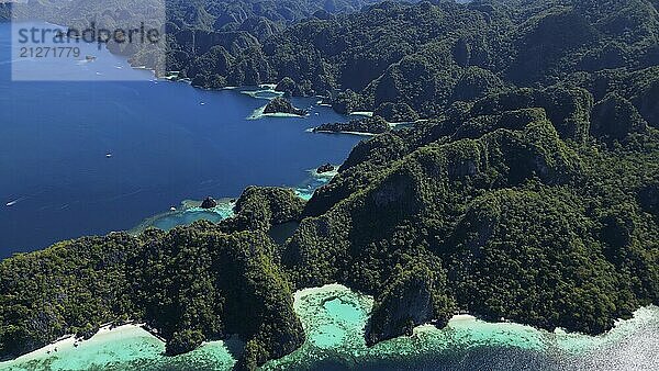 Luftaufnahme der tropischen Insel Coron auf den Philippinen. Blaue Lagunen und Seen  weißer Sandstrand  Felsenklippen  Berge und ein wunderschönes Korallenriff