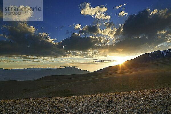 Schöne Landschaft mit Sonnenuntergang im Altai Gebirge