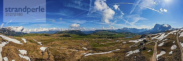 Panoramablick von der Seiser Alm zu den Dolomiten in Italien  Drohnenaufnahme