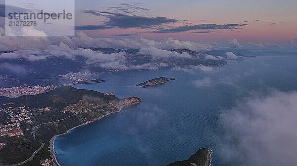 Luftaufnahme an der Adriaküste mit Bergen und Budva Stadt in Montenegro und Dämmerung Wolken. Reisen Seelandschaft Hintergrund und Natur Landschaft