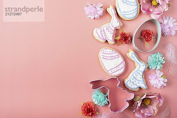 Ostern Kekse Süßigkeiten Zucker Streusel und Ausstechformen auf rosa Hintergrund. Platz für Text