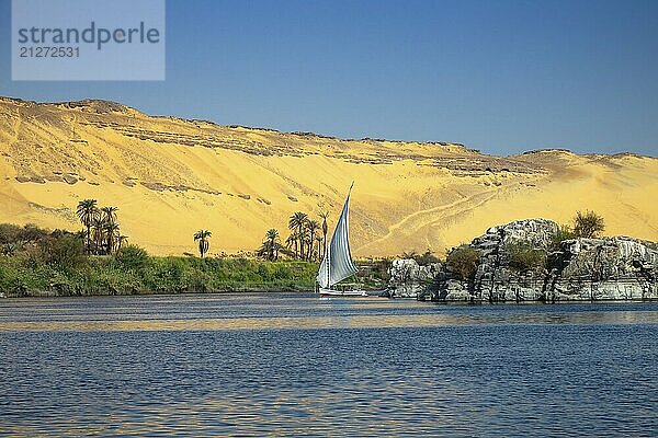 Schöne Landschaft mit Felukenboot auf dem Nil bei Assuan  Ägypten  Afrika