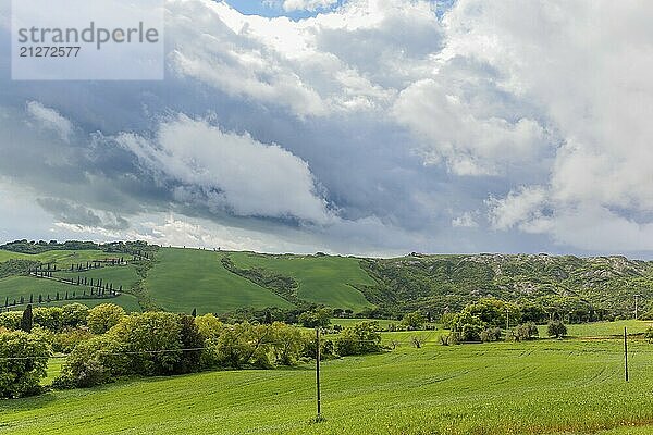 Schöne ländliche Landschaft Blick in der Toskana mit Gewitterwolken