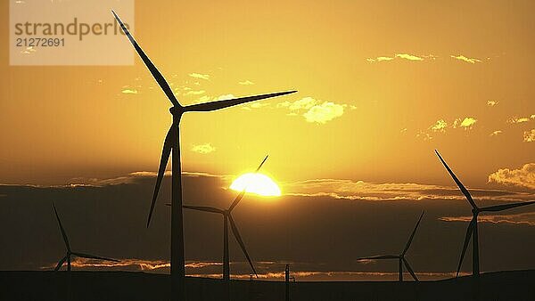 Schöner Sonnenaufgang Morgendämmerung Landschaft mit Windmühlen oder Windkraftanlage auf Windpark in Rotation zu erzeugen Strom Energie