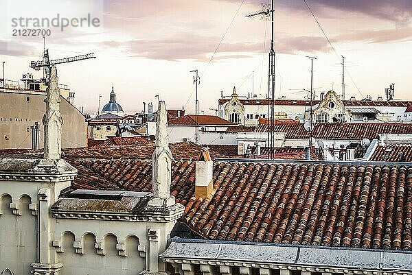 Schöne Skyline von alten Gebäuden im historischen Zentrum der Stadt bei Sonnenuntergang. Madrid