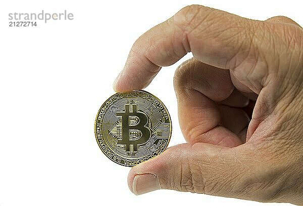 Eine Bitcoin halten von männlicher Hand vor weißem Hintergrund