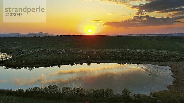 Luftaufnahme von erstaunlichen welligen Hügeln und einem Teich bei Sonnenuntergang. Region Südmähren  Tschechische Republik  Europa