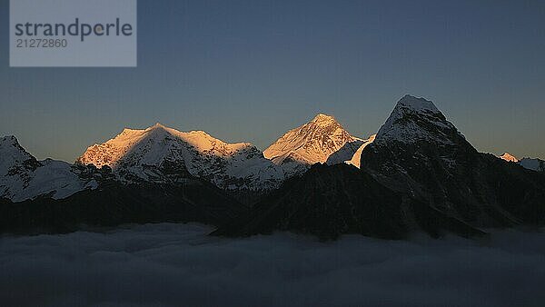 Hell erleuchteter Mt. Everest bei Sonnenuntergang  Nebelmeer  Nepal  Asien