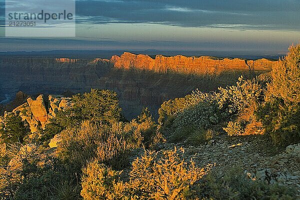 Dramatischer Sonnenuntergang über dem Grand Canyon National Park am Südrand. Schönheit in der Natur