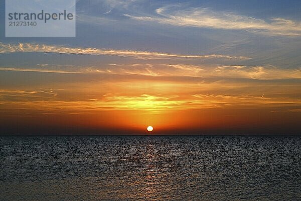 Schöne Landschaft mit Sonnenaufgang über dem Meer